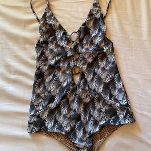 Acacia Kokomo Night Palm suit